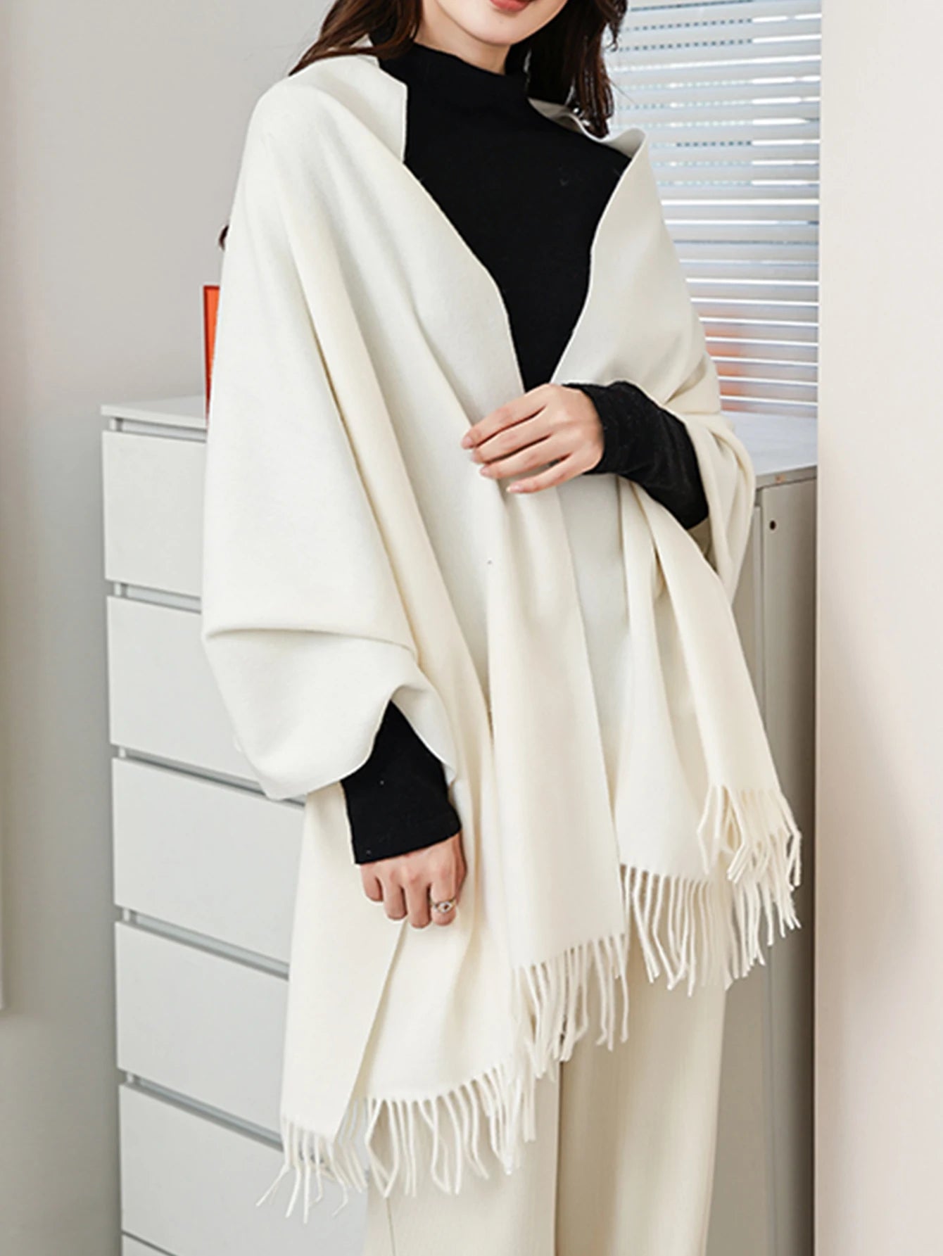 A fashionable solid color wool scarf with high-end feel, casual warmth.