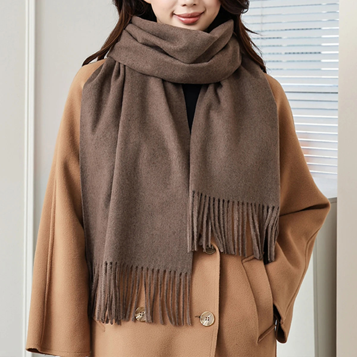 A fashionable solid color wool scarf with high-end feel, casual warmth.