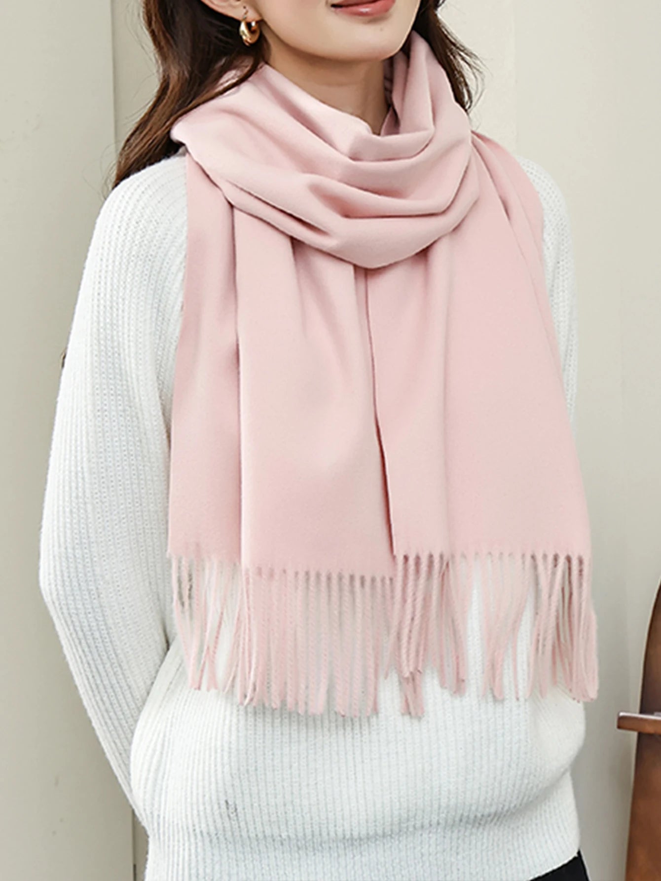 A fashionable solid color wool scarf with high-end feel, casual warmth.