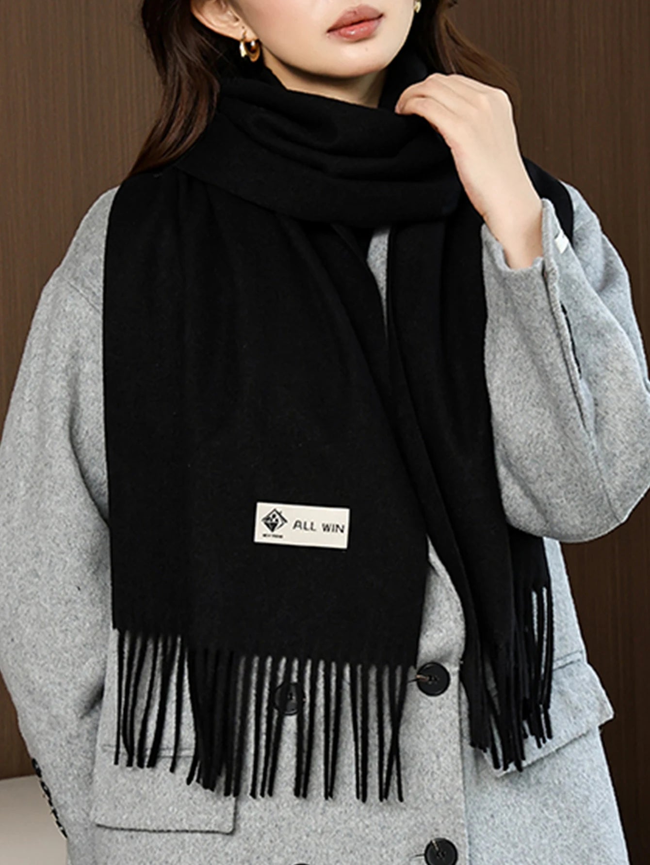 A fashionable solid color wool scarf with high-end feel, casual warmth.