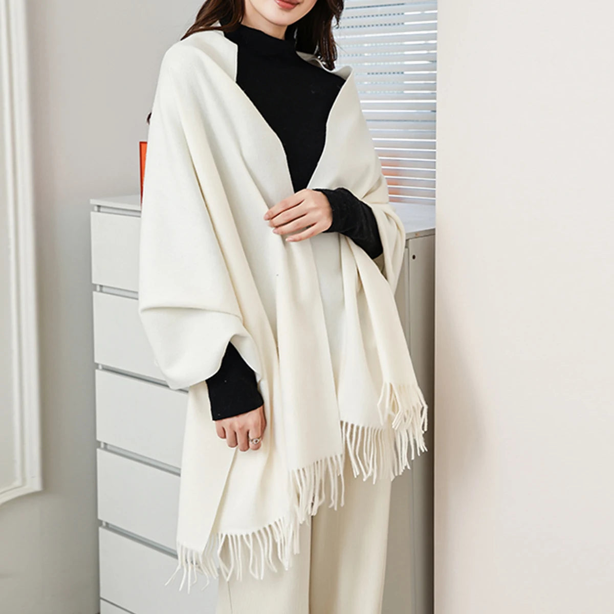 A fashionable solid color wool scarf with high-end feel, casual warmth.