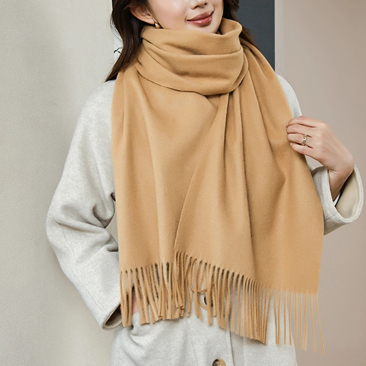 A fashionable solid color wool scarf with high-end feel, casual warmth.