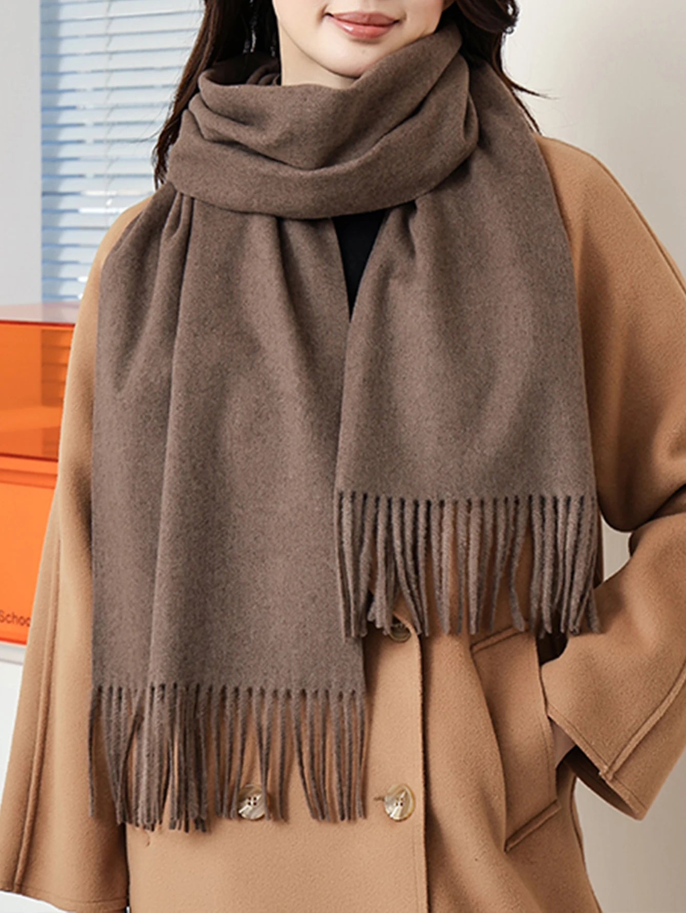 A fashionable solid color wool scarf with high-end feel, casual warmth.