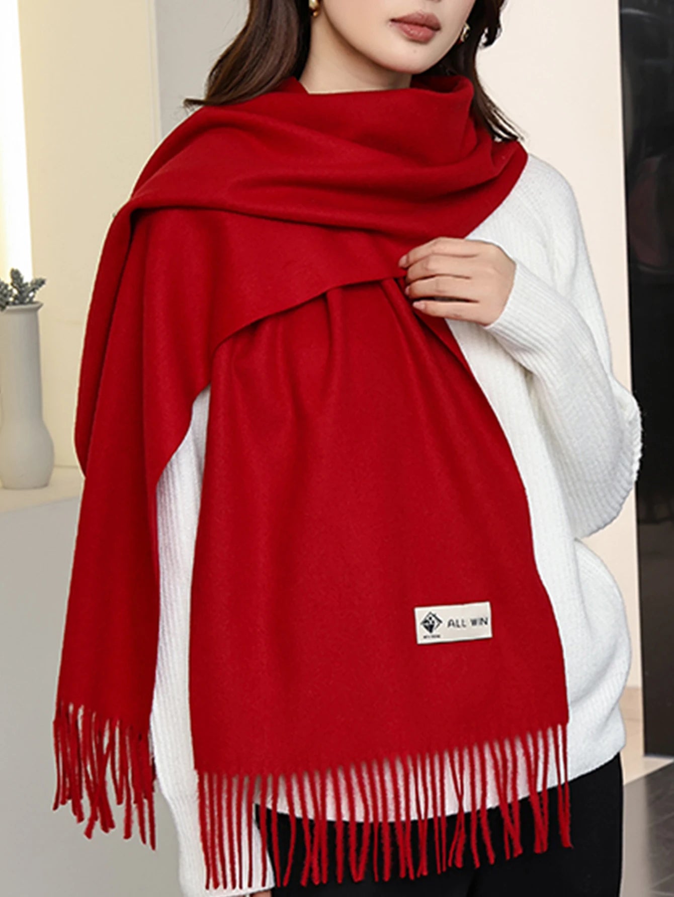 A fashionable solid color wool scarf with high-end feel, casual warmth.