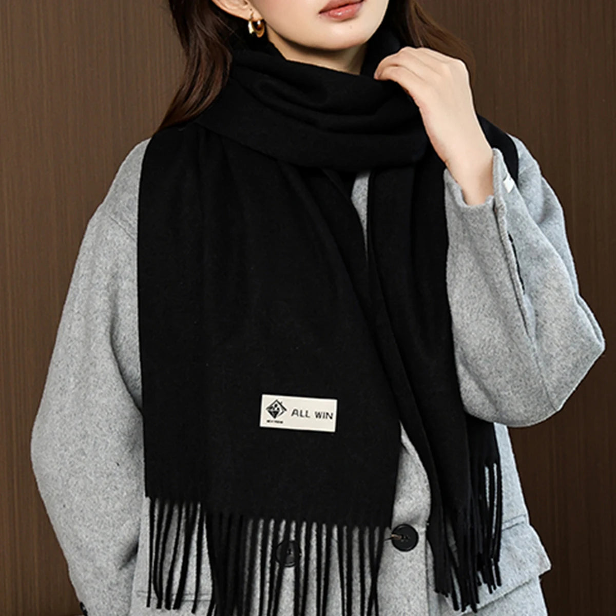 A fashionable solid color wool scarf with high-end feel, casual warmth.