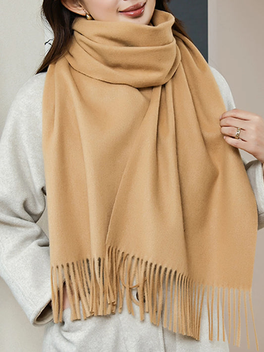 A fashionable solid color wool scarf with high-end feel, casual warmth.